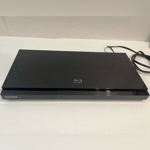 Samsung BD-D5700 WiFi Blu-ray DVD Disc Player Smart Hub w/Remote Tested Working